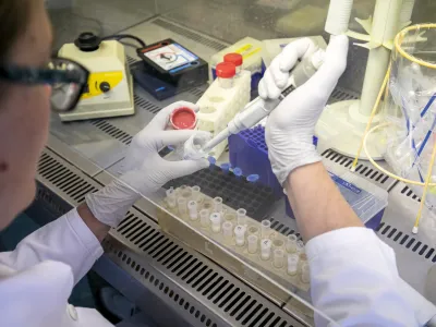 - 04.03.2020  Maribor - Nacionalni laboratorij za zdravje, okolje in hrano (NLZOH) - Center za medicinsko mikrobiologijo  testiranje vzorcev dihal bolnikov pri katerih obstaja sum na okubo z novim koronavirusom SARS-CoV-2 (COVID-19), Prvomajska 1 v Mariboru //FOTO: Matja RutOPOMBA: REPORTAA ZA OBJEKTIV 2020