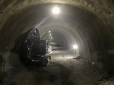 - 13.06.2022 - slavnostni dogodek preboja prvega predora Mlinarji ob gradnji drugega tira železni&scaron;ke proge Divača-Koper, govorniki bodo predsednik uprave 2TDK Pavle Hevka, minister za infrastrukturo Bojan Kumer, tur&scaron;ki minister za promet in infrastrukturo Adil Karaismailoglu, direktor družbe Kolektor CPG Kristjan Mugerli ter predsednik upravnega odbora Yapi Merkezi Basar Arioglu; pred predorom Mlinarji, ČRNI KAL //FOTO: Jaka Gasar