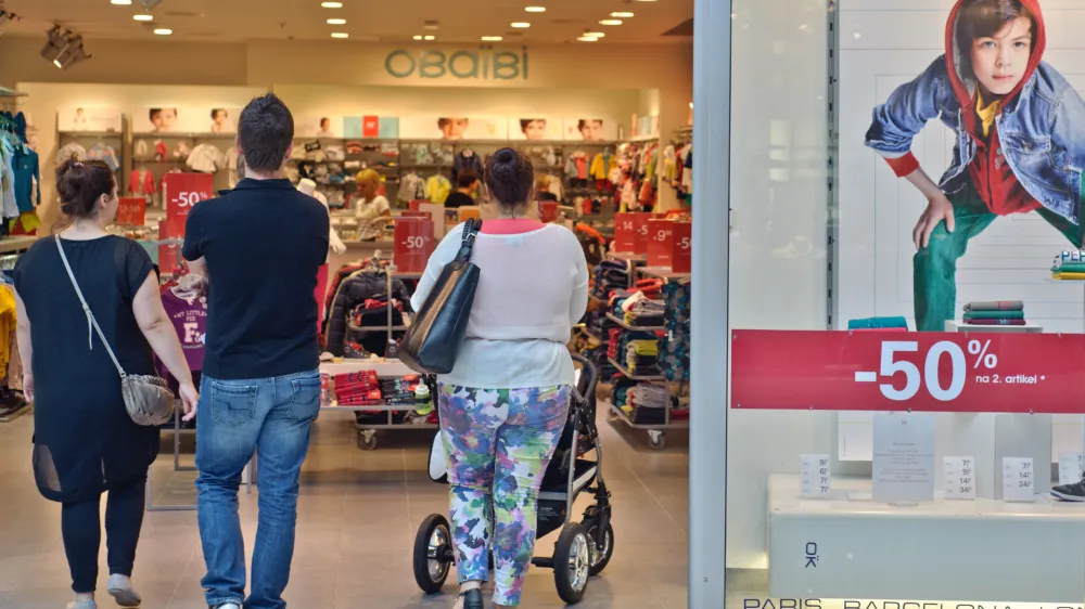  - ilustrativna fotografijaBTC, trgovsko srediče, nakupovalno srediče,trgovski center,trgovinski center,CityPark,nakupovalni center,potronitvo,potroniki,izloba,nakupovanje,trgovina,oblačila,popusti,razprodaja //FOTO: Toma Zajelnik