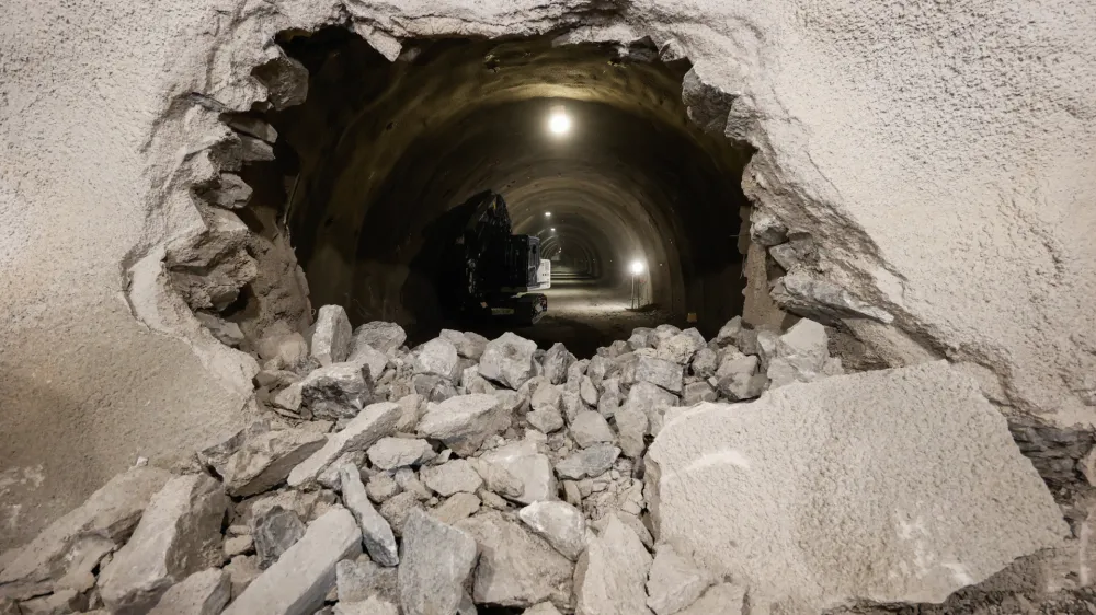 V GZS opozarjajo, da lahko nepredvideni stro&scaron;ki resno ogrozijo poslovanje in obstoj &scaron;tevilnih manj&scaron;ih in srednje velikih gradbenih podjetij. Na fotografiji: nedavno prebiti predor Mlinarji. F Jaka Gasar