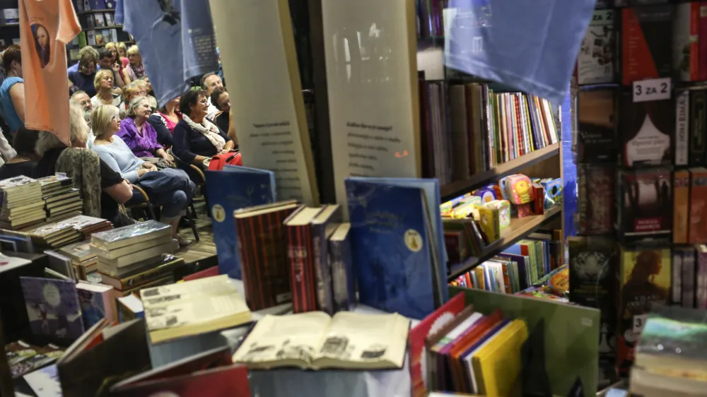 - knjigarna Sanje, Trubarjeva ulica, knjiga, skupina ljudi, branje, literatura, knjievnost   //FOTO: Jaka Gasar