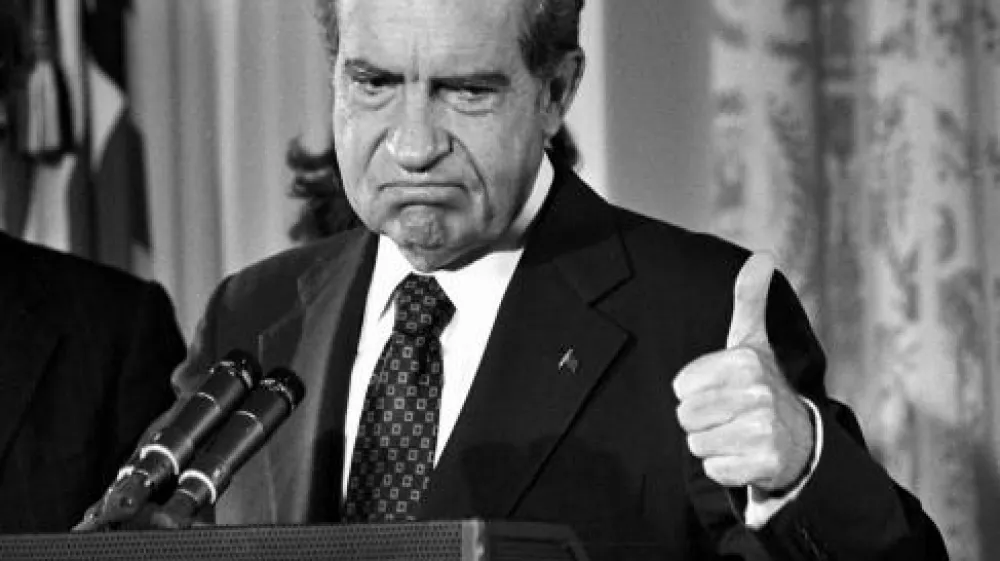 Der Republikaner Richard Nixon verabschiedet sich am 9.8.1974 nach seiner R&uuml;cktrittserkl&auml;rung von seinen Mitarbeitern im Wei&szlig;en Haus und den Mitgliedern seines Kabinetts. Um einer Amtsenthebung (Impeachment) wegen der Watergate-Aff&auml;re zu entgehen, trat Nixon als erster Pr&auml;sident der USA von seinem Amt zur&uuml;ck. Die Aff&auml;re hatte am 17. Juni 1972 mit einem drittklassigen Einbruch in das B&uuml;ro der Demokratischen Partei weitgehend unbeachtet begonnen. Die so genannten "Klempner" der Repubikanischen Partei wollten Wahlkampfmunition erbeuten. dpa (Nur s/w. Zu dpa-Korr "Vor 30 Jahren ersch&uuml;tterte Watergate die USA - Lehren aus der Aff&auml;re" vom 123.06.2002)