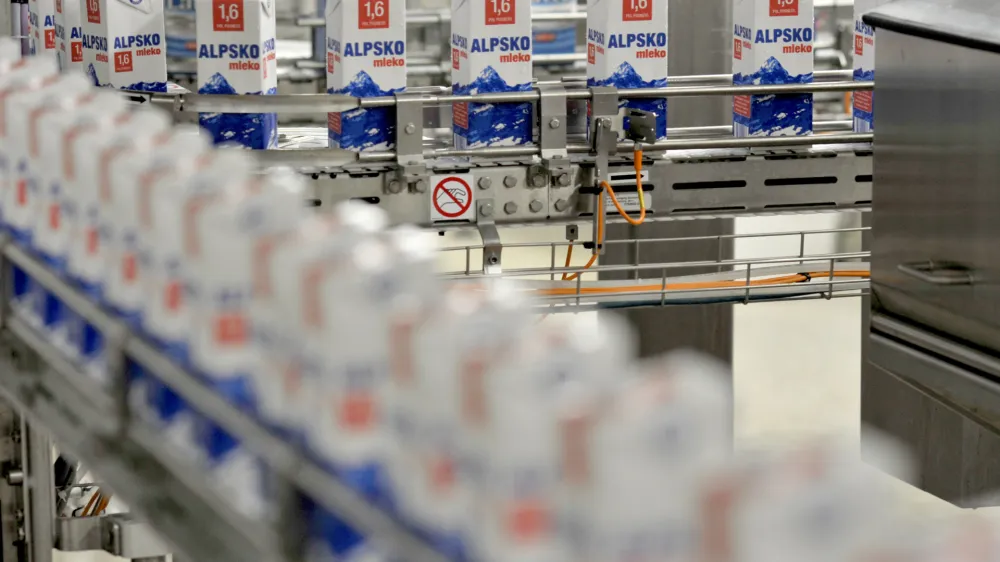 - ilustrativna fotografija mleko, alpsko mleko, embalaa, tetrapak, proizvodnja, tekoči trak - Ljubljanske mlekarne, mlekarska industrija, d.d. Tolstojeva 63, proizvodnja - ogled prenovljenega obrata   //FOTO: Toma Zajelnik