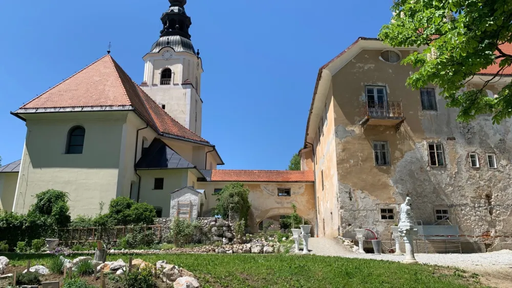 Grad Dvor je kot Trnuljčica spal dobrih 25 let. Zdaj sta mu grof in grofica vrnila življenje.