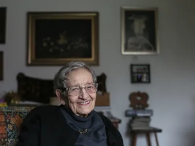 slikarka in ilustratorka Marlenka Stupica - 19.12.2018  intervju z ilustratorko Marlenko Stupico in njeno vnukinjo ilustratorko Hano Stupica, predstavnico tretje generacije umetnike druine Stupica //FOTO: Luka CjuhaOPOMBA: INTERVJU ZA OBJEKTIV 2018. 