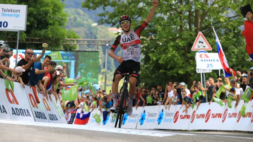 Tadej Pogačar je dobil tretjo etapo slovenskega toura in prevzel prvo mesto v skupnem se&scaron;tevku.