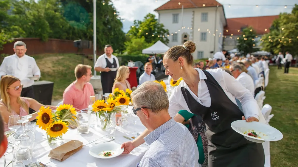 Za goste je odlično skrbela združena ekipa kuharjev in natakarjev, med njimi tudi sedem mladih kuharskih talentov. Foto: Matej Pov&scaron;e / kolektiff
