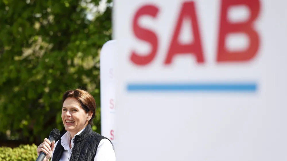 Predsednica SAB Alenka Bratu&scaron;ek je prepričala več kot 90 odstotkov članstva stranke, da se pridružijo sorodni stranki Gibanje Svoboda.