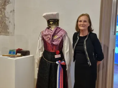 Majda &Scaron;teblaj ob narodni no&scaron;i, ki jo je kot krstna botra nosila na Japonskem leta 1977. &nbsp;