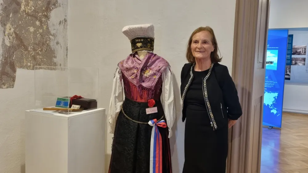 Majda &Scaron;teblaj ob narodni no&scaron;i, ki jo je kot krstna botra nosila na Japonskem leta 1977. &nbsp;