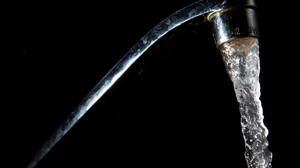FILE PHOTO: Tap water comes out of a faucet in New York, June 14, 2009. REUTERS/Eric Thayer/File Photo