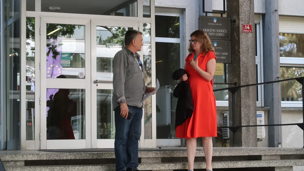 Sodni senat je Franja Keleminovića (na fotografiji z zagovornico Tino &Scaron;najder) obsodil oderu&scaron;tva, oprostil pa ga obtožbe maza&scaron;tva.