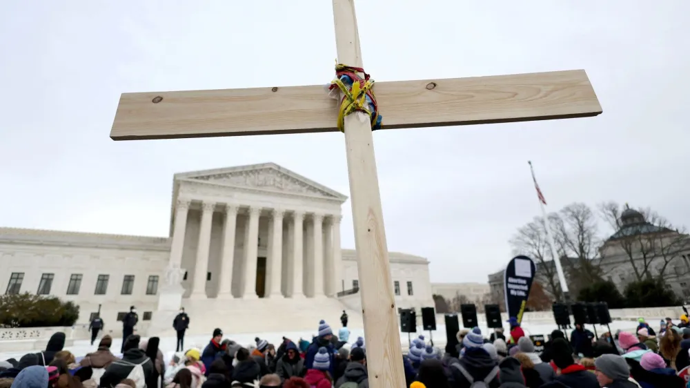 FILE PHOTO: Anti-abortion activists hold a cross in front of the U.S. Supreme Court building during the annual "March for Life" in Washington, U.S., January 21, 2022. REUTERS/Jim Bourg/File Photo