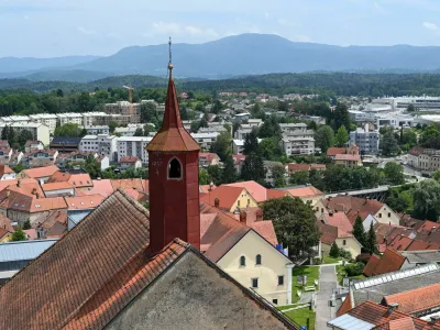 Razgledna plo&scaron;čad v zvoniku kapiteljske cerkve ponuja razglede na celotno mesto in &scaron;ir&scaron;o okolico. Foto: Peter Fabjančič, Mestna občina Novo mesto
