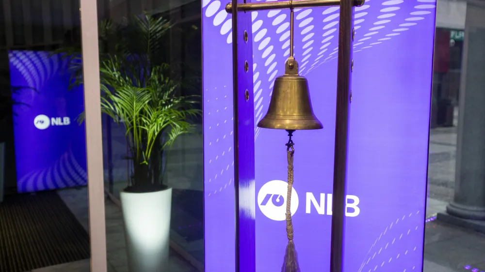 - 14.11.2018  Ljubljanska borza - Delnice NLB so začele kotirati na ljubljanski in londonski borzi. S tem se je končala prodaja 65 odstotkov največje banke v dravi po metodi IPO. Drava je ohranila 35-odstotni dele, med večjimi lastniki pa sta po novem ameriki sklad in EBRD. //FOTO: Matja Rut