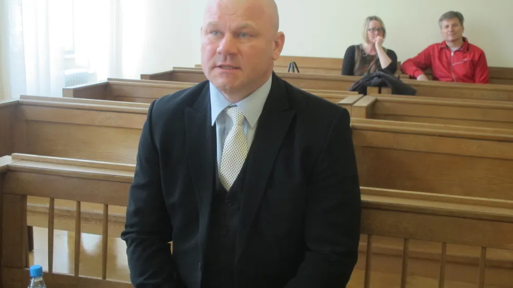 Sodi&scaron;če v Novem mestu ga je spoznalo za nedolžnega napeljevanja k &scaron;tirim umorom, a je bil v priporu leto dni, in zdaj toži državo za 75 tisočakov.