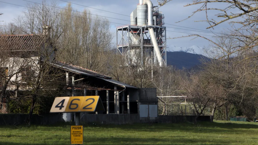 - 24.03.2021  Salonit Anhovo - cementarna z dovoljenjem za soseig odpadkov - seigalnica odpadkov//FOTO: Toma Skale