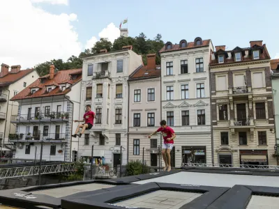 - največji trampolin na svetu skupine Dunking Devils. - 30.06.2022 &ndash; priprave na adrenalinski dogodek Woop! Odbito na Ljubljanici - inovativna &scaron;portno-zabavna prireditev v Ljubljani //FOTO: Luka Cjuha