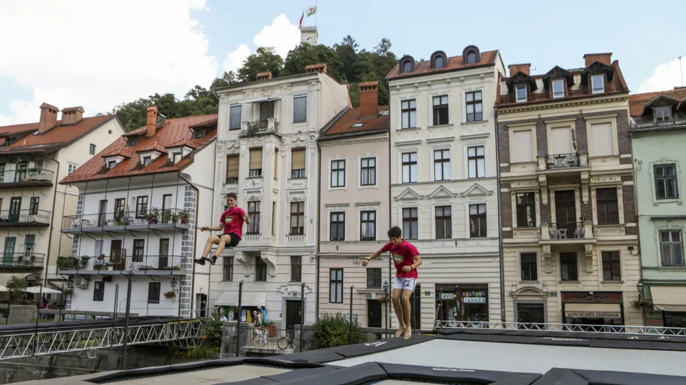 - največji trampolin na svetu skupine Dunking Devils. - 30.06.2022 &ndash; priprave na adrenalinski dogodek Woop! Odbito na Ljubljanici - inovativna &scaron;portno-zabavna prireditev v Ljubljani //FOTO: Luka Cjuha