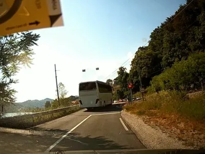 Avtobus je zapeljal čez železni&scaron;ki prehod. 