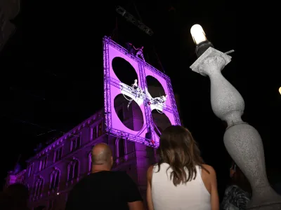 - otvoritveni spektakel na Tromostovju - ples na letečem odru Quadro - eVenti Verticali (ITA) - 29.06.2022 - 25. mednarodni festival uličnega gledali&scaron;ča Ana Desetnica 2022 &ndash; ulično gladali&scaron;če v Ljubljani - //FOTO: Nik Erik Neubauer