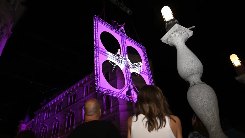 - otvoritveni spektakel na Tromostovju - ples na letečem odru Quadro - eVenti Verticali (ITA) - 29.06.2022 - 25. mednarodni festival uličnega gledali&scaron;ča Ana Desetnica 2022 &ndash; ulično gladali&scaron;če v Ljubljani - //FOTO: Nik Erik Neubauer