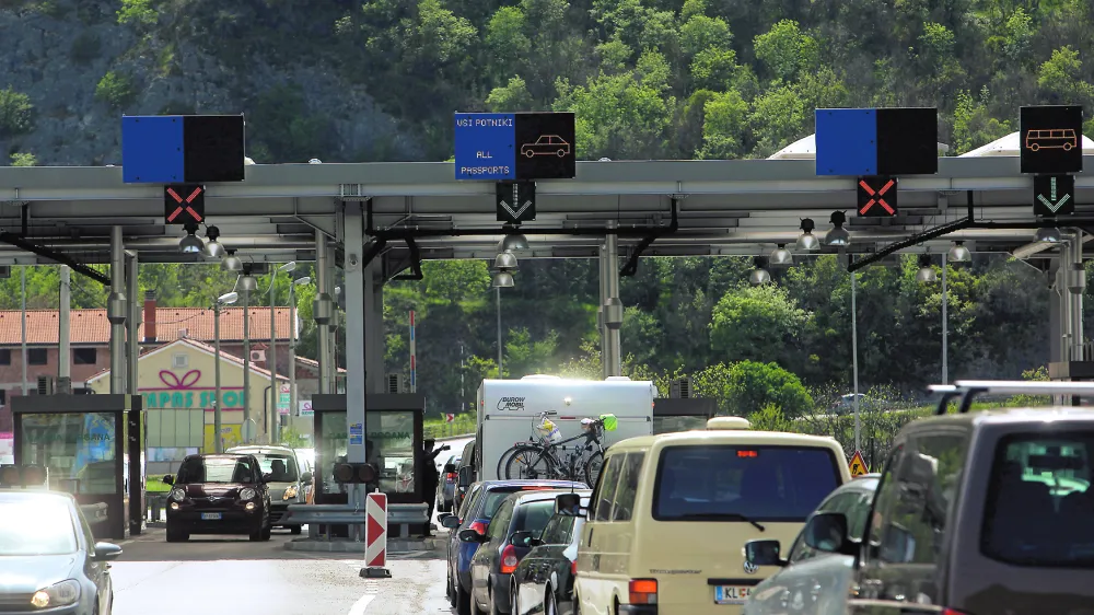 - Mednarodni mejni prehod Dragonja - Slovensko - Hrvaka meja - stavka policistov 26.4.2013 - policisti zaostrovali stavko za prvomajske praznike do 5. maja 2013 -prometni zastoj in kolona na mejnem prehodu s Hrvako - Policijski sindikat Slovenije -&nbsp;......//FOTOJaka Gasar.