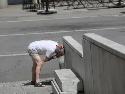 pitnik - fontana - vročina - žeja - voda <br><br><br>- 27.06.2022 &ndash; Vremenska slika v Ljubljani - vročinski val - visoke dnevne temperature -<br><br> <br><br>//FOTO: Nik Erik Neubauer