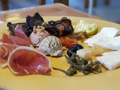 Michelin je objavil vodnik za Hrva&scaron;ko, v katerem v primerjavi z lani skoraj ni sprememb. Nobena od restavracij ni dobila nove zvezdice, nobena pa je ni niti izgubila. Edina razlika je zelena, ekolo&scaron;ka zvezdica, ki so jo podelili gostilni na Korčuli Mate (na fotografiji). Michelinove zvezdice ima deset hrva&scaron;kih restavracij: &scaron;ibeni&scaron;ka restavracija Pelegrini, 360 v Dubrovniku, Monte in Agli Amici v Rovinju, zagreb&scaron;ki Noel, kvarnerska Draga di Lovrana, Bo&scaron;kinac iz Novalje in Le&scaron;ić Dimitri s Korčule, restavracija Nebo by Deni Srdoč v hotelu Hilton na Kvarnerju in Alfred Keller v hotelu Alhambra na Lo&scaron;inju. Zeleno zvezdico ima poleg gostilne mate že od lani tudi restavracija Zinfandels v zagreb&scaron;kem hotelu Esplanade. <br>