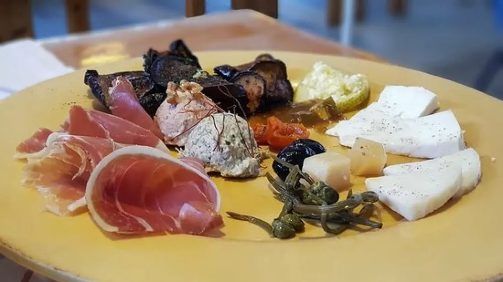 Michelin je objavil vodnik za Hrva&scaron;ko, v katerem v primerjavi z lani skoraj ni sprememb. Nobena od restavracij ni dobila nove zvezdice, nobena pa je ni niti izgubila. Edina razlika je zelena, ekolo&scaron;ka zvezdica, ki so jo podelili gostilni na Korčuli Mate (na fotografiji). Michelinove zvezdice ima deset hrva&scaron;kih restavracij: &scaron;ibeni&scaron;ka restavracija Pelegrini, 360 v Dubrovniku, Monte in Agli Amici v Rovinju, zagreb&scaron;ki Noel, kvarnerska Draga di Lovrana, Bo&scaron;kinac iz Novalje in Le&scaron;ić Dimitri s Korčule, restavracija Nebo by Deni Srdoč v hotelu Hilton na Kvarnerju in Alfred Keller v hotelu Alhambra na Lo&scaron;inju. Zeleno zvezdico ima poleg gostilne mate že od lani tudi restavracija Zinfandels v zagreb&scaron;kem hotelu Esplanade. <br>