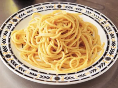 Nigella Lawson je razdelila javnost na družbenih omrežjih z objavo recepta, kjer glavno vlogo igrajo &scaron;pageti, maslo, sir in ključna sestavina marmite. Namaz marmite, katerega glavna sestavina je izvleček kvasa, je po mnenju britanske kuharice odlična kombinacija za &scaron;pagete, dopu&scaron;ča pa tudi možnost drugih past, ki bi jih v slovenskih kuhinjah na primer lahko zamenjala vegeta. Recept je povsem preprost. Skuhati je treba &scaron;pagete, na ponvi razpustiti maslo in ga zme&scaron;ati z vegeto ali marmitom, nato pa dodati testenine in jih po želji potresti s parmezanom. 