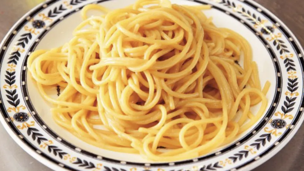 Nigella Lawson je razdelila javnost na družbenih omrežjih z objavo recepta, kjer glavno vlogo igrajo &scaron;pageti, maslo, sir in ključna sestavina marmite. Namaz marmite, katerega glavna sestavina je izvleček kvasa, je po mnenju britanske kuharice odlična kombinacija za &scaron;pagete, dopu&scaron;ča pa tudi možnost drugih past, ki bi jih v slovenskih kuhinjah na primer lahko zamenjala vegeta. Recept je povsem preprost. Skuhati je treba &scaron;pagete, na ponvi razpustiti maslo in ga zme&scaron;ati z vegeto ali marmitom, nato pa dodati testenine in jih po želji potresti s parmezanom. 