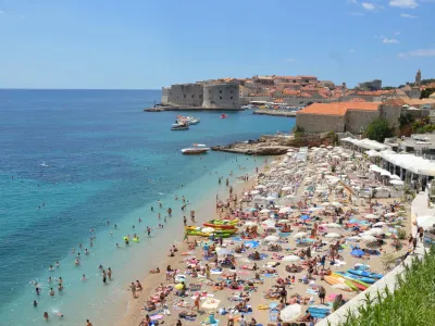 Hrvaska, Dubrovnik. <br>Hrvasko obmorsko mesto Dubrovnik so napolnili turisti. <br>Turizem, hrvasko gospodarstvo, plaza, poletje, oddih. 