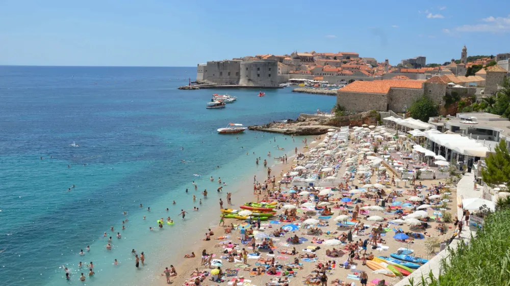 Hrvaska, Dubrovnik. <br>Hrvasko obmorsko mesto Dubrovnik so napolnili turisti. <br>Turizem, hrvasko gospodarstvo, plaza, poletje, oddih. 