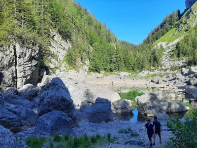 Črno jezero, kjer je letos zaradi su&scaron;e gladina vode upadla za več kot dva metra v primerjavi z lanskim letom, je priljubljen cilj kopalcev.