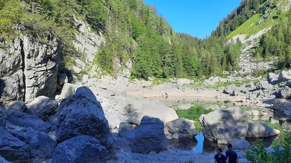 Črno jezero, kjer je letos zaradi su&scaron;e gladina vode upadla za več kot dva metra v primerjavi z lanskim letom, je priljubljen cilj kopalcev.