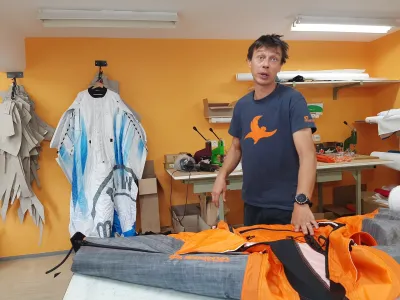 Največ oblek, ki so se&scaron;ite iz več kot 200 različno velikih kosov in materialov, prodajo po Evropi, v Avstraliji in ZDA. Njihova cena je odvisna od modela in zna&scaron;a od 600 do 2500 evrov, na mesec se&scaron;ijejo približno 45 oblek.&nbsp;