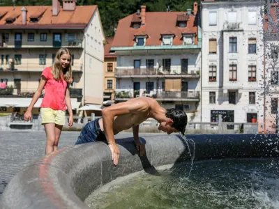 stara Ljubljana, Novi trg- 01.08.2017  Poletje v Ljubljani  vročina - četrti vročinski val  velika toplotna obremenitev - najvije dnevne temperature od 32 do 38 stopinj Celzija, //FOTO: Luka Cjuha.