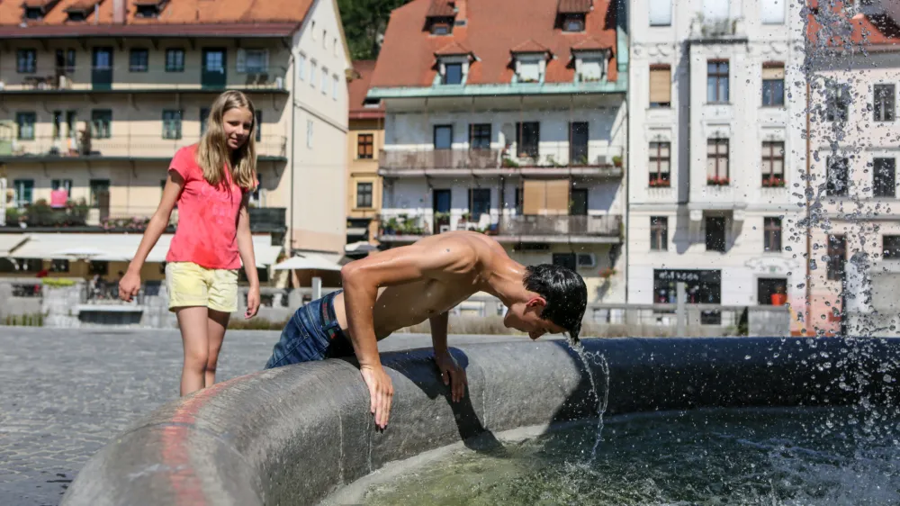 stara Ljubljana, Novi trg- 01.08.2017  Poletje v Ljubljani  vročina - četrti vročinski val  velika toplotna obremenitev - najvije dnevne temperature od 32 do 38 stopinj Celzija, //FOTO: Luka Cjuha.