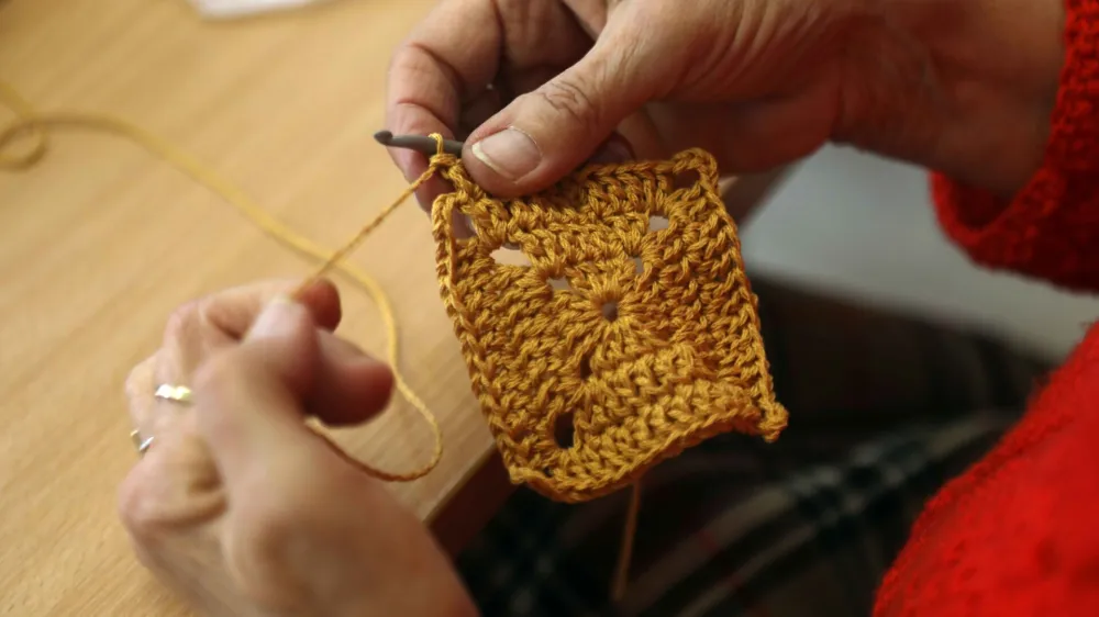 - ustvarjalna delavnica - pletenje<br><br>- 05.04.2022 - Dnevni center aktivnosti za starej&scaron;e &ndash; DCA Gosposvetska 4 v Ljubljani Center &ndash; <br><br>//FOTO: Tomaž Skale