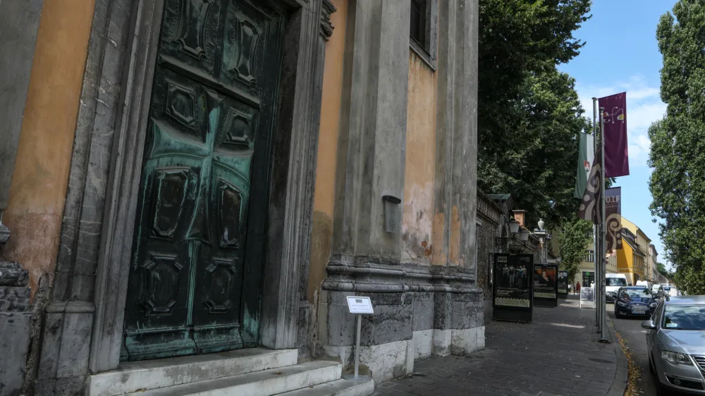 - 04.07.2022 - Križevni&scaron;ka cerkev / Cerkev Marije Pomočnice, baročna cerkev v ljubljanskih Križankah, Trg francoske revolucije v Ljubljani //FOTO: Luka Cjuha