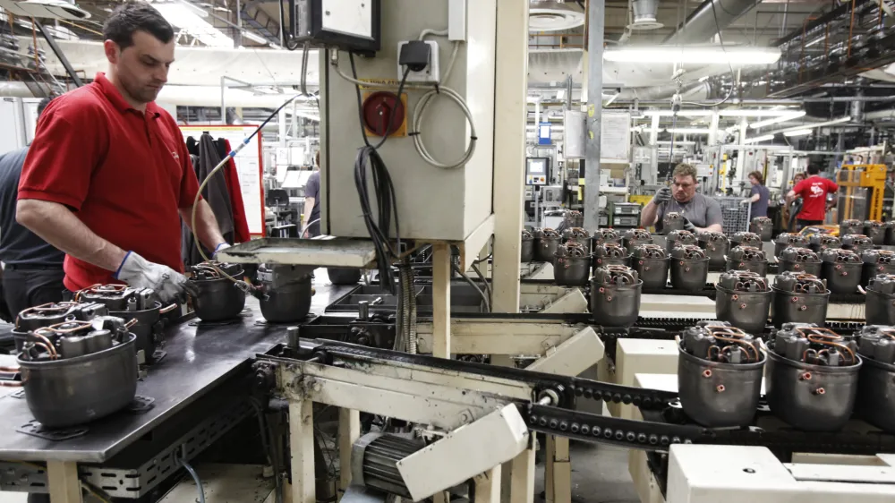 - Podjetje SECOP, proizvodnja kompresorjev, Črnomelj - zaposlenih okoli 1000 oseb. Zaradi selitve večjega dela proizvodnje v tovarno na Slova&scaron;kem bo brez dela ostalo okoli 700 zaposlenih.    ///FOTO: Luka Cjuha