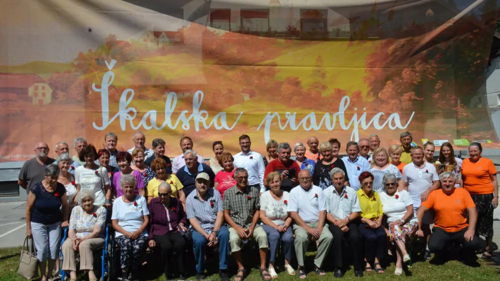 Srečanja &Scaron;kalčanov se je udeležilo 35 preseljenih družin (na fotografiji skupaj z organizatorji in govorniki).