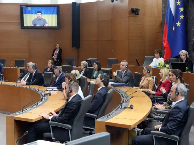 Ministri in drugi politični predstavniki v državnem zboru poslu&scaron;ajo nagovor ukrajinskega predsednika Zelenskega.