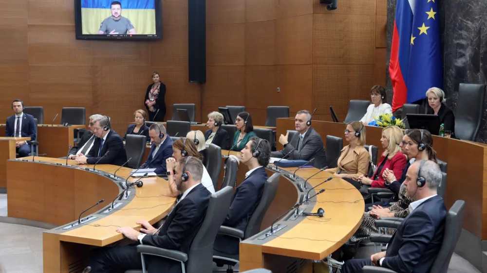 Ministri in drugi politični predstavniki v državnem zboru poslu&scaron;ajo nagovor ukrajinskega predsednika Zelenskega.