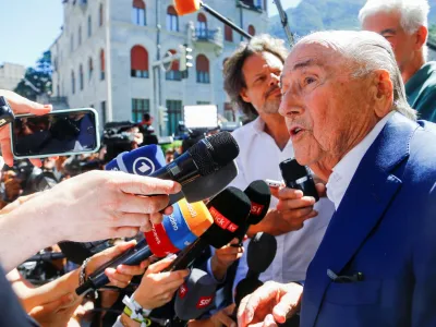 Sepp Blatter (desno) po izreku sodbe v &Scaron;vici: Vedno sem trdil, da je moja vest kristalno čista.&nbsp;