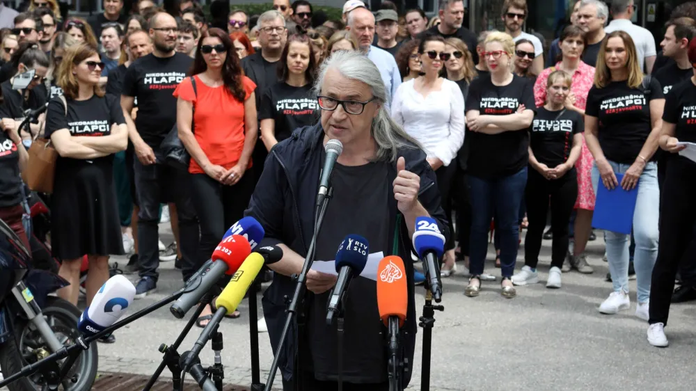 Marcel Stefančič<br><br>- 23.05.2022 &ndash; stavka novinarjev na RTV Slovenija - novinarji iz koordinacije novinarskih sindikatov javne RTV so z opozorilno stavko zahtevali novinarsko avtonomijo in socialni dialog. <br><br>//FOTO: Tomaž Skale<br>