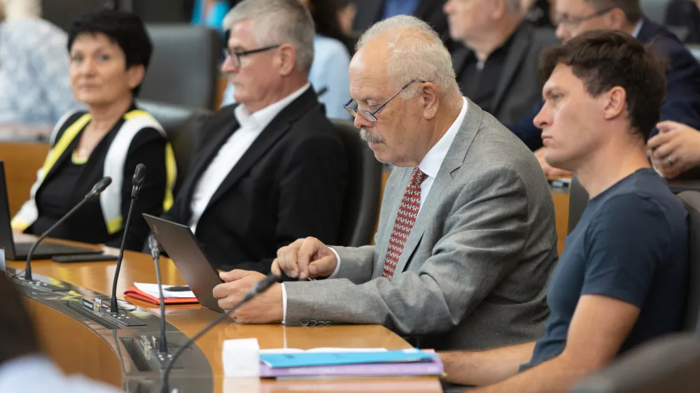 Ljubljana, drzavni zbor.<br>Izredna seja DZ v zvezi s predlogom novele zakona o Radioteleviziji Slovenija.