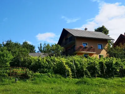 Hi&scaron;a v Vezovju, kjer je 61-letnik ubil partnerko. F Mojca Marot