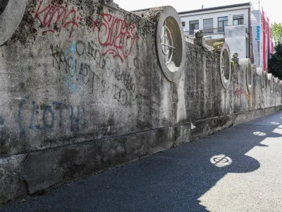 Zid med ob Rozmanovi ulici.12.07.2022. Zapu&scaron;čena dedi&scaron;čina arhitekta Jožeta Plečnika v Ljubljani.//FOTO: Bojan Velikonja
